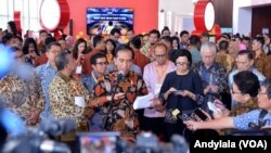 Presiden Joko Widodo didampingi Menteri Keuangan Sri Mulyani menjelaskan soal polemik amnesti pajak di BSD Tangerang, Banten. (Foto: Dok)