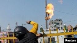 Zvizvarwa zveZimbabwe zviri muSouth Africa zviri kurwiswa nemabhambu epeturu zvichipomerwa mhosva yekutora mabasa.