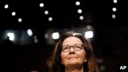 Gina Haspel, kandida pou pòs direktè CIA (Ajans Santral Ransèyman Lèzetazini an) ki prezante nan Kongrè a pou yon seyans depozisyon devan Komisyon Sèvis Sekrè Sena a. (Washington D.C., 9 me 2018). 