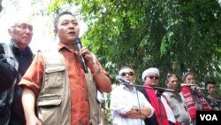 Sekjen Majelis Kedaulatan Rakyat Indonesia (MKRI) Adhie Massardi (kedua dari kiri) melakukan orasi didampingi politisi Permadi (kiri). (VOA/Fathiyah Wardah)