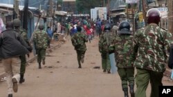 Des partisans de l'opposition fuient la police anti-émeute lors d'une manifestation à Kibera Slums, Nairobi, Kenya, le 23 mai 2016.