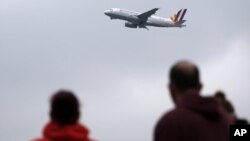 Avion "Džermanvingsa" posle poletanja iz Diseldorfa, dan posle nesreće u kojoj je stradalo 150 ljudi