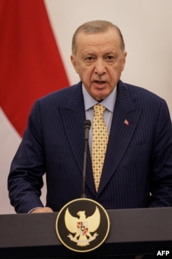 Presiden Turki Recep Tayyip Erdogan menghadiri konferensi pers di Istana Presiden RI di Bogor, Jawa Barat, 12 Februari 2025. (Yasuyoshi CHIBA / AFP)