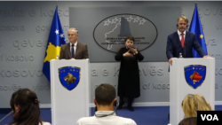 Zamenik premijera Kosova Besnik Bisljimi i šef Kancelarije EU na Kosovu Aivo Orav na zajedničkoj konferenciji za novinare u Prištini 30. oktobra 2024. 