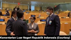 Menteri Luar Negeri Indonesia Retno Marsudi (kedua dari kanan) tampak berbincang dengan perwakilan negara lain dalam pembukaan Sidang Majelis Umum PBB yang ke-76 di New York, AS, pada 21 September 2021. (Foto: Kementerian Luar Negeri Indonesia)