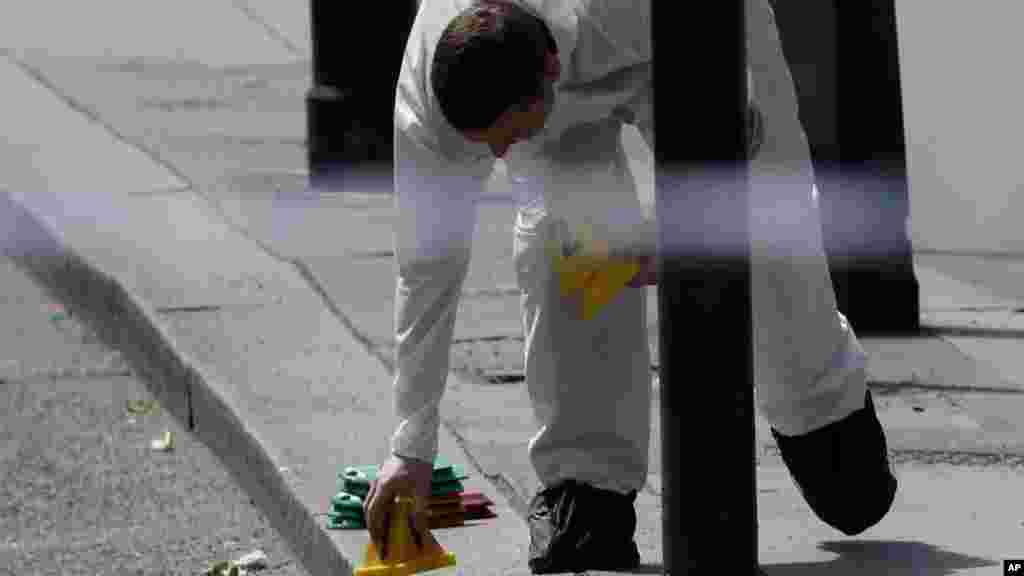 Un enquêteur place un marqueur sur le trottoir après une attaque sur le London Bridge, le 4 juin 2017.