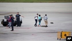 Abiria katika uwanja wa ndege wa Fort Lauderdale wakiwa katika hali ya taharuki baada ya shambulizi.