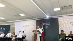 El presidente de México, Andrés Manuel López Obrador, celebra su conferencia de prensa diaria fuera de la Ciudad de México.