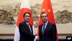 2016年4月3日中国外长王毅在北京钓鱼台会见了日本外相岸田文雄（左）。