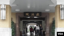 台湾立法院正门(美国之音申华拍摄) (The front gate of Taiwan Legislative Yuan) 