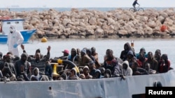 Muchos solicitantes de asilo e inmigrantes ilegales han intentado llegar a Europa Occidental cruzando el mar Mediterráneo, y cientos de personas han muerto durante estos viajes peligrosos.