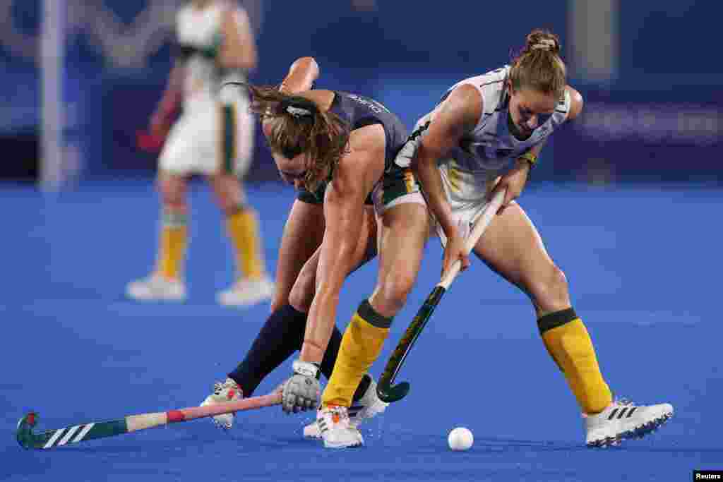 Ireland v South Africa - Oi Hockey Stadium, Tokyo, Japan - July 24, 2021. Deirdre Duke of Ireland in action with Kristen Paton of South Africa. REUTERS/Phil Noble