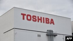 Logo Toshiba di pabrik cip memori di Yokkaichi, di Prefektur Mie, Jepang, 13 Oktober 2017.