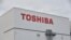 Logo Toshiba di pabrik cip memori di Yokkaichi, di Prefektur Mie, Jepang, 13 Oktober 2017.