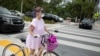 Una mujer utiliza una máscara protectora mientras pasea con su bicicleta por Miami Beach, Florida, el 8 de abril de 2020.