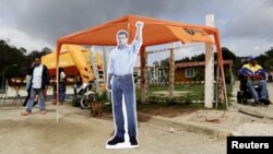 A cardboard picture of jailed Venezuelan opposition leader Leopoldo Lopez is seen next to his supporters outside the prison of Ramo Verde, on the outskirts of Caracas, June 18, 2015. 