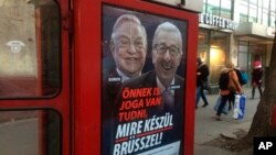 Sebuah kotak telepon umum menampilkan iklan bergambar pemodal Hungaria-AS George Soros dan Presiden Komisi Uni Eropa Jean-Claude Juncker bertuliskan "Anda berhak mengetahui apa yang sedang dipersiapkan Brussels!" di Vaci Avenue, Budapest, Hungaria, 19 Februari 2019. (Foto: dok).