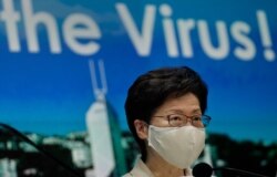 La jefe ejecutiva de Hong Kong, Carrie Lam,  habla con periodistas en una rueda de prensa en Hong Kong, el domingo 19 de julio de 2020.