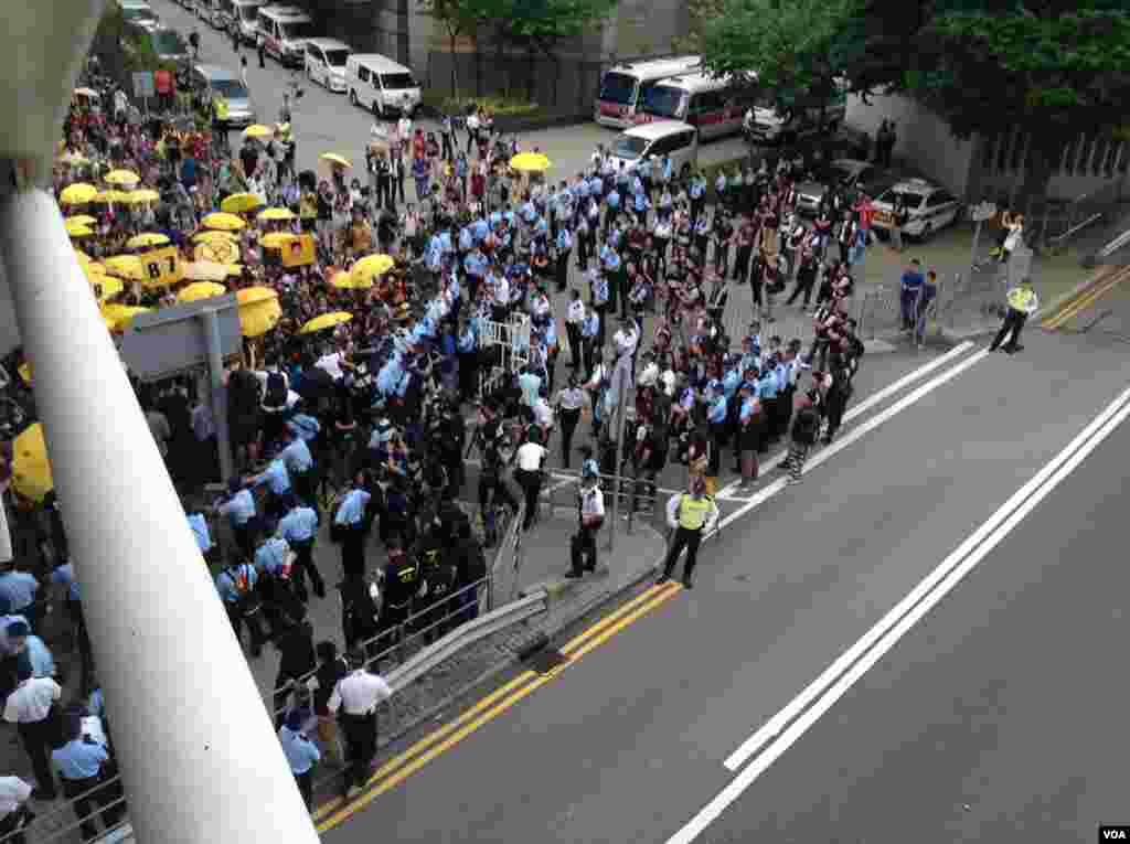 港人重返政總紀念雨傘運動一周年（美國之音海彥拍攝） 