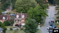 Polisi masih memblokir jalan di Bethel Park, Pennsylvania, sekitar rumah Thomas Matthew Crooks, pelaku percobaan pembunuhan terhadap mantan Presiden AS Donald Trump, Minggu, 14 Juli 2024. (Foto: Rebecca Droke/AFP)