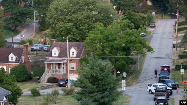 Polisi masih memblokir jalan di Bethel Park, Pennsylvania, sekitar rumah Thomas Matthew Crooks, pelaku percobaan pembunuhan terhadap mantan Presiden AS Donald Trump, Minggu, 14 Juli 2024. (Foto: Rebecca Droke/AFP)