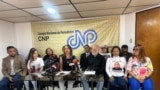 Familiares de trabajadores de la prensa arrestados en Venezuela durante una conferencia de prensa en el Colegio Nacional de Periodistas, en Caracas el 11 de diciembre de 2024. 