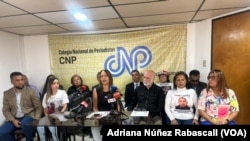 Familiares de trabajadores de la prensa arrestados en Venezuela durante una conferencia de prensa en el Colegio Nacional de Periodistas, en Caracas el 11 de diciembre de 2024. 