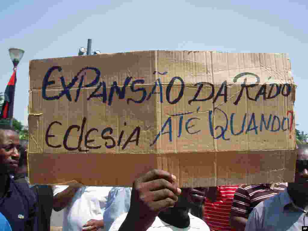 Manifestação na Praça da Independência, em Luanda (2 de Abril de 2011) Foto de Alexandre Neto / VOA