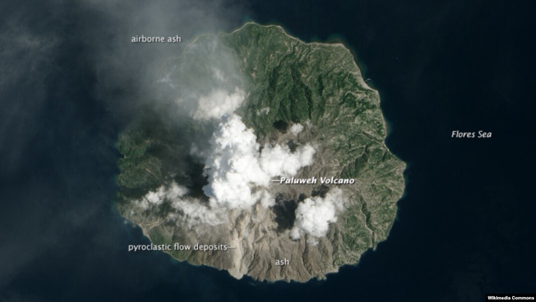 Gunung berapi Rokatenda (juga dikenal sebagai gunung Paluweh) saat meletus tanggal 12 Februari 2013 yang lalu (Foto: Satelit OE-1/wikipedia). 