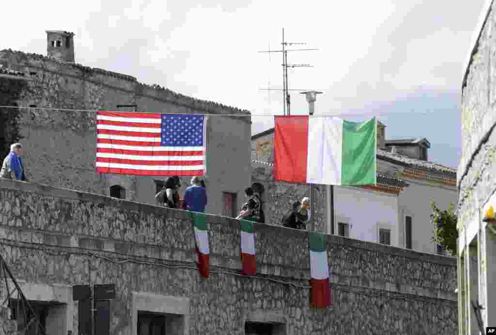 در گوشه و کنار پاسنترو و با نصب پرچم آمریکا و ایتالیا، ساکنان شادی خود از دیدار مایک پمپئو را نشان می&zwnj;دهند