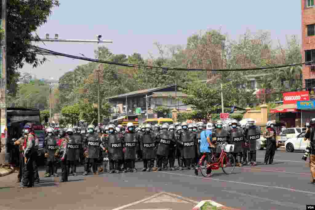 မြေနီကုန်းဆန္ဒပြသူတွေကို ရဲတပ်ဖွဲ့ကအင်အားသုံးလူစုခွဲ