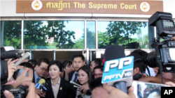 Mantan Perdana Menteri Thailand, Yingluck Shinawatra saat memberikan keterangan kepada media di depan gedung Mahkamah Agung di Bangkok, Thailand, 19 Mei 2015 (Foto: dok).