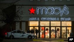 Polisi mengamankan lokasi terjadinya penembakan di Macy’s Department Store, Burlington, di negara bagian Washington, Jumat malam (23/9).