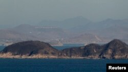 한국 연평도에서 바라본 북한 강녕군. 북한은 여러 섬에 해안포 진지 등 군사시설을 구축했다.