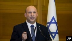 El entonces primer ministro de Israel, Naftali Bennett, hace una declaración en el Knesset, el parlamento israelí, en Jerusalén, el 29 de junio de 2022. 