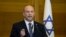 El entonces primer ministro de Israel, Naftali Bennett, hace una declaración en el Knesset, el parlamento israelí, en Jerusalén, el 29 de junio de 2022. 