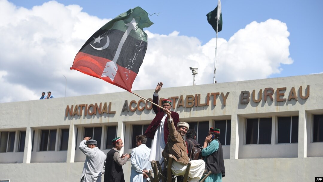انسانی حقوق کی قائمہ کمیٹی کے چیئرمین کے مطابق کیا جاوید اقبال بطور چیئرمین نیب سیاست دانوں کے خلاف ماورائے قانون کارروائیاں کر رہے ہیں؟ (فائل فوٹو)