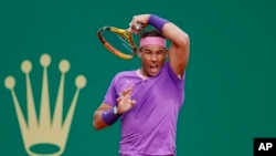 ARCHIVO - El español Rafael Nadal sigue su tiro ante el ruso Andrey Rublev durante su partido de cuartos de final del torneo Monte Carlo Tennis Masters en Mónaco, el viernes 16 de abril de 2021.