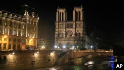 Katedral Notre Dame diterangi lampu-lampu di Paris, 16 Desember 2019. 