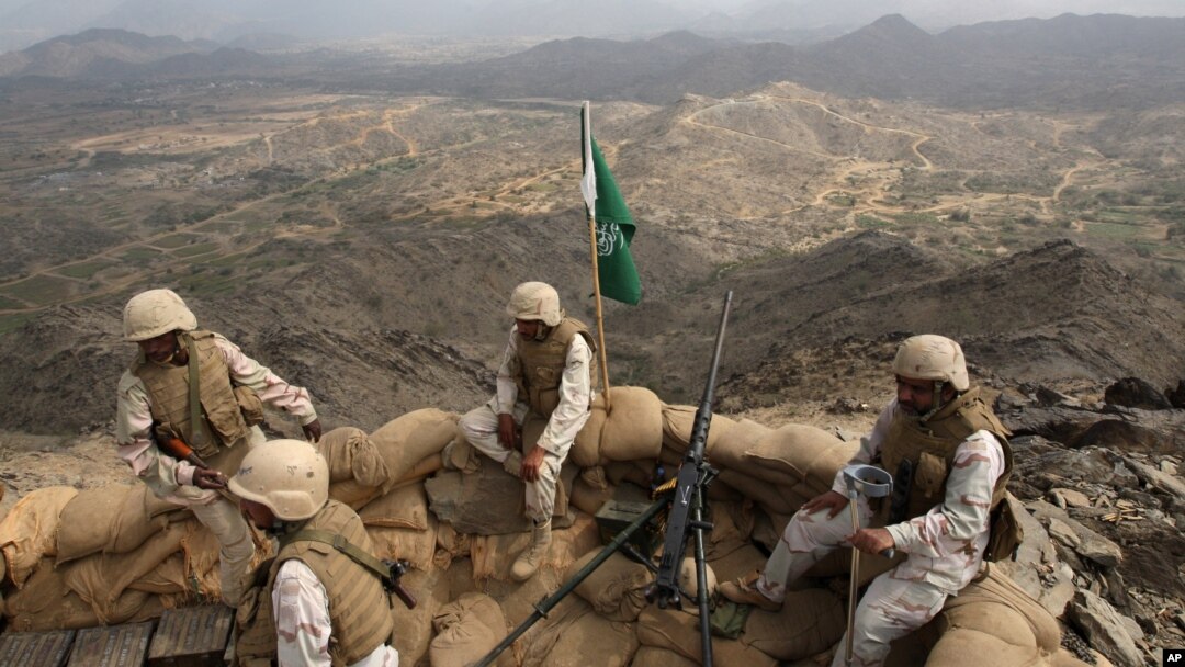 Binh sĩ Ả Rập Xê Út đóng tại một vị trí chiến lược cao ở phía nam tỉnh Saudi Jizan, gần biên giới với Yemen.