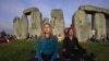 Ribuan orang berkumpul di lingkaran batu kuno Stonehenge untuk merayakan Titik Balik Matahari Musim Panas, hari terpanjang dalam setahun, dekat Salisbury, Inggris, Rabu, 21 Juni 2023. (AP Photo/Kin Cheung)