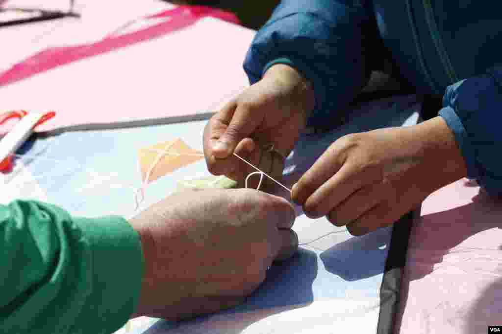 Trong khuôn khổ lễ hội, một phần không thể thiếu là nơi dành cho những người yêu diều có thể trải nghiệm làm những &ldquo;tác phẩm&rdquo; của riêng mình.