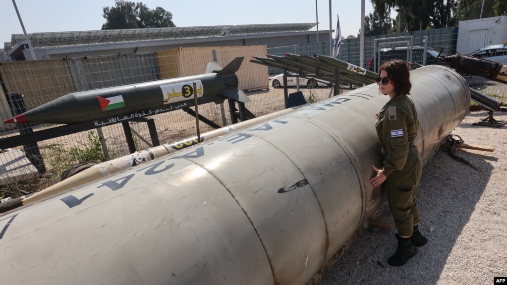 2024年4月16日，媒体参观以色列南部城市马拉基市附近的朱利斯军事基地时，一名以色列军人站在一枚落在以色列的伊朗弹道导弹旁边。
