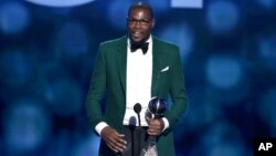 Kevin Durant acepta el premio al mejor deportista masculino.