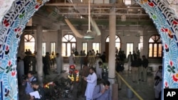 Tim SAR dan polisi memeriksa lokasi ledakan bom di sebuah madrasah di Peshawar, Pakistan, Selasa, 27 Oktober 2020.
