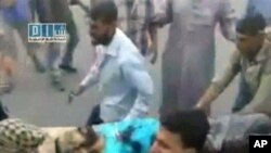一名在7月31日袭击中受伤的人被送往一家哈马医院(录像截屏)