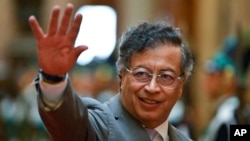 El presidente colombiano Gustavo Petro llega al Congreso de Uruguay para asistir a la ceremonia de juramentación del presidente electo Yamandu Orsi, el sábado 1 de marzo de 2025, en Montevideo. 