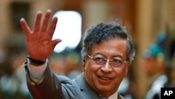 El presidente de Colombia, Gustavo Petro, llega al Congreso para asistir a la ceremonia de juramentación del presidente electo Yamandu Orsi, en el día de la toma de posesión en Montevideo, Uruguay, el sábado 1 de marzo de 2025. AP