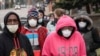 Arhiva - Glasači sa maskama na licu zbog koronavirusa, dolaze u Riversajd visoku školu kako bi glasali na preliminarnim izborima, 7. avgusta 2020. u Milvokiju.