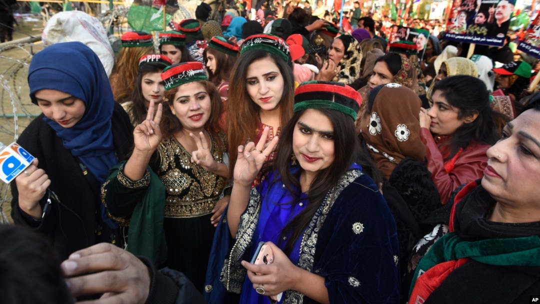 Pristalice Pakistanske narodne partije okupljaju se u Ravalpindiju u Pakistanu 27. decembra 2019. na godišnjicu smrti premijerke Benazir Buto, koja je ubijena u atentatu 2007. 